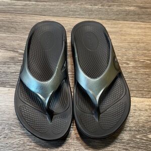 OOFOS Black and Gray Comfort flip flop Sandals woman’s size 7 (j86)